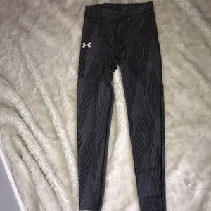 Black and white patterned under armour leggings
